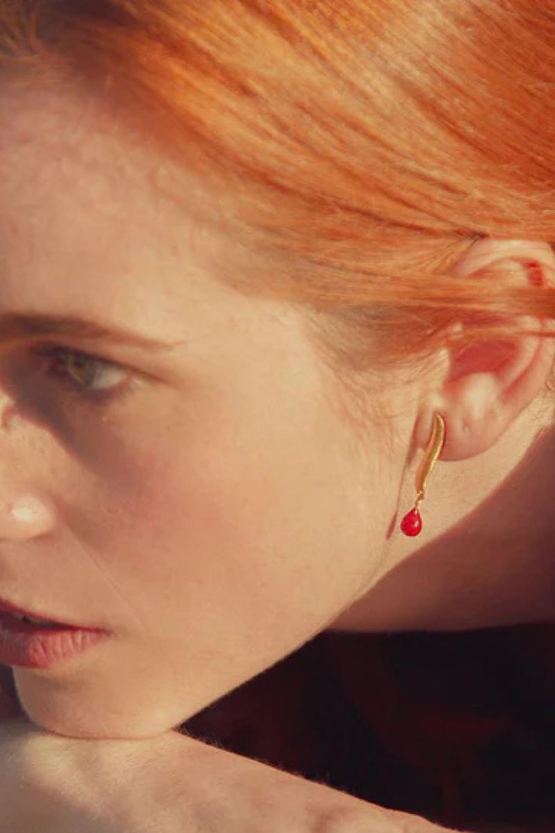 Qué pendientes debe llevar una madrina de boda