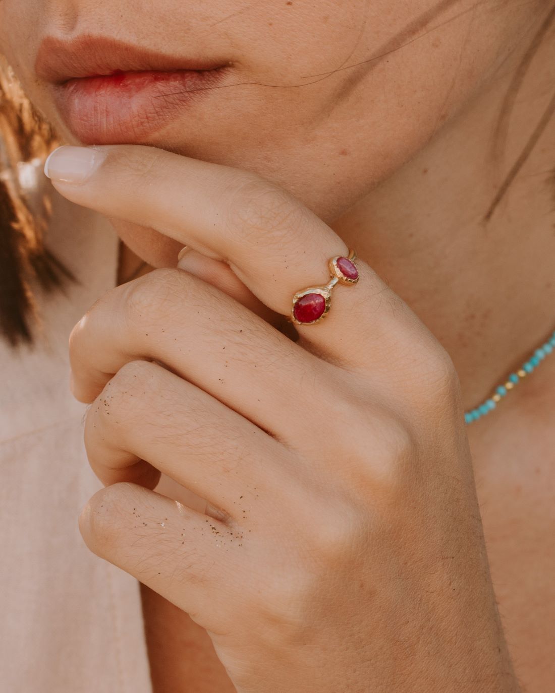 Anillo asimétrico de Islavurma con piedra rubí que es de tonalidad fucsia