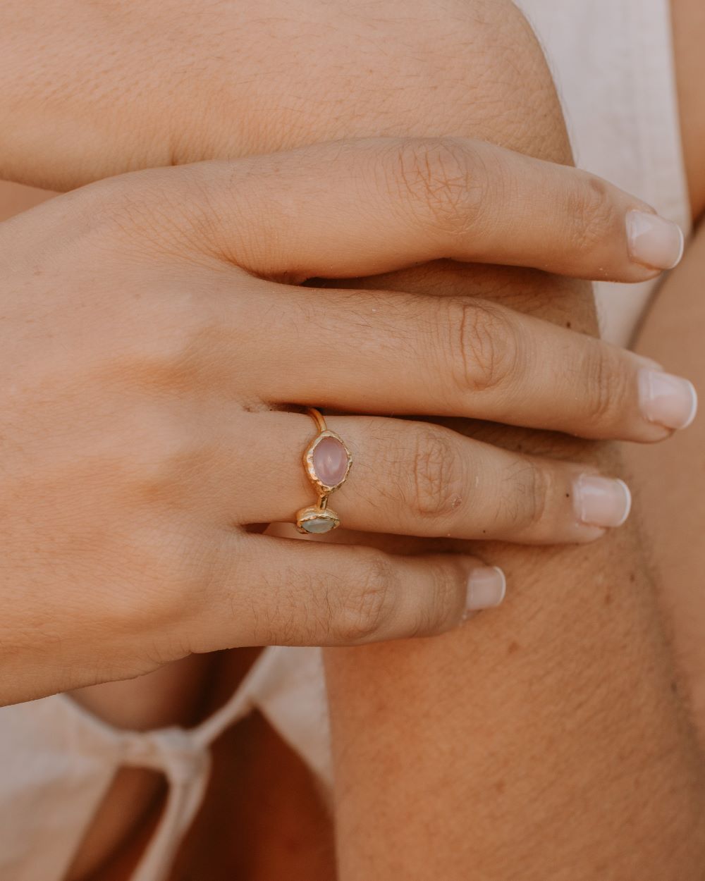 Modelo con anillo Diana de Isla Vurma que cuenta con dos Calcedonias naturales, una en tono rosa y otra en tono azul