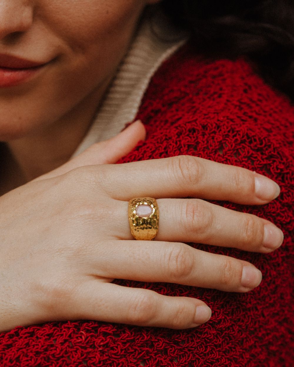 Primer plano de la mano de la modelo con el anillo bañado en oro de 18k con piedra semipreciosa Cuarzo Melocotón de Isla Vurma