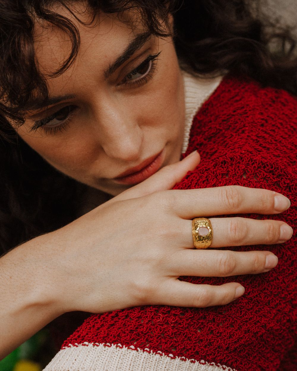 Primer plano de la modelo con el anillo bañado en oro de 18k con piedra semipreciosa Cuarzo Melocotón de Isla Vurma