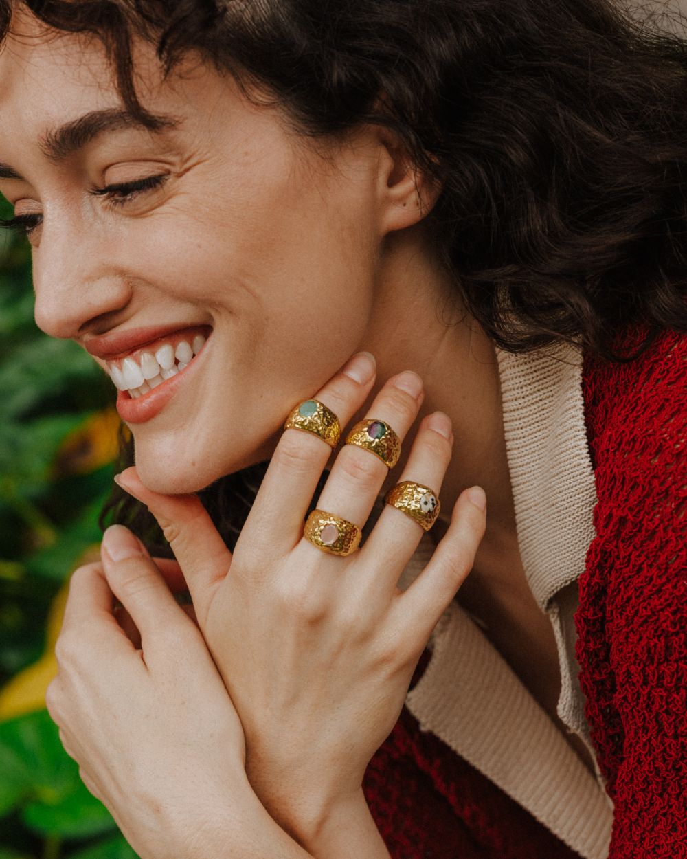 Primer plano de la modelo con los anillos bañados en oro de 18k con piedras semipreciosas Rubí Zoisita, Jaspe Dálmata, Cuarzo Melocotón y Aventurina Verde de Isla Vurma