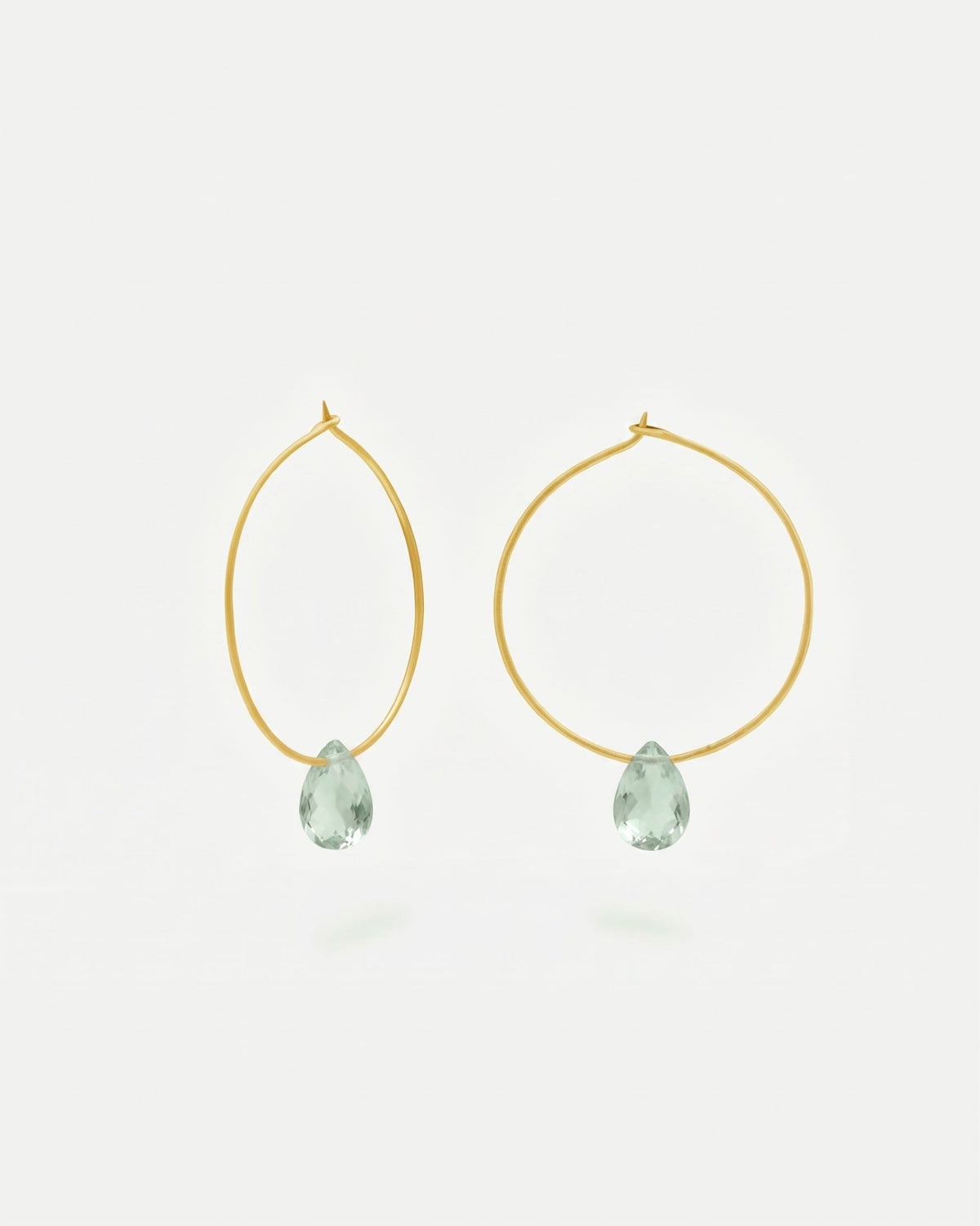 Primer plano de los pendientes en forma de Aro bañado en oro de 18 quilates con piedra semipreciosa Amatista Verde en forma de gota