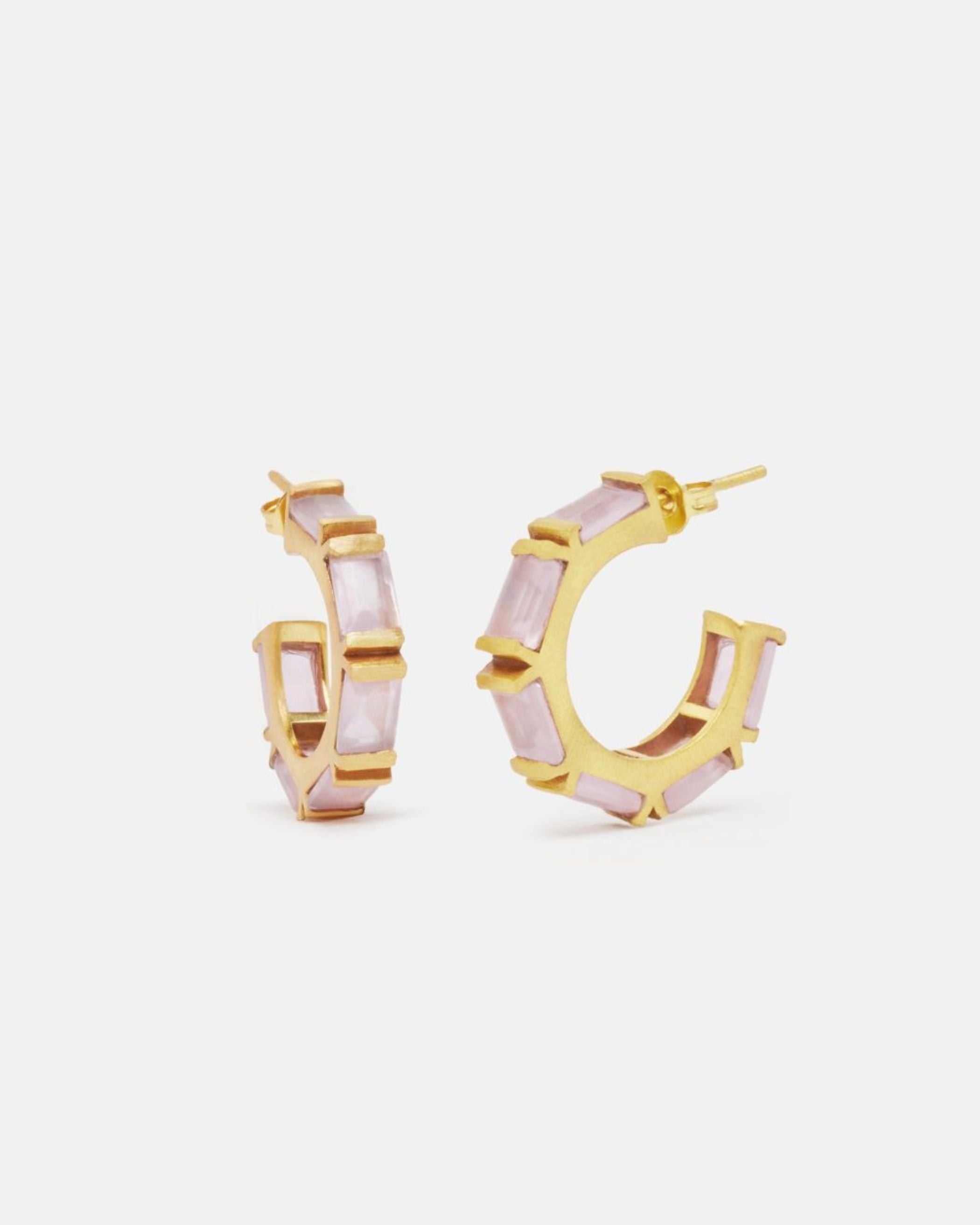 Pendientes de aro dorado con piedras semipreciosas rectangulares en cuarzo rosa.