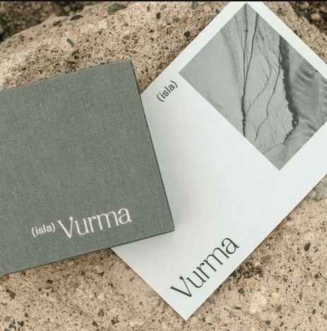 Caja con tarjeta encima de piedra porosa para el packaging de Isla Vurma