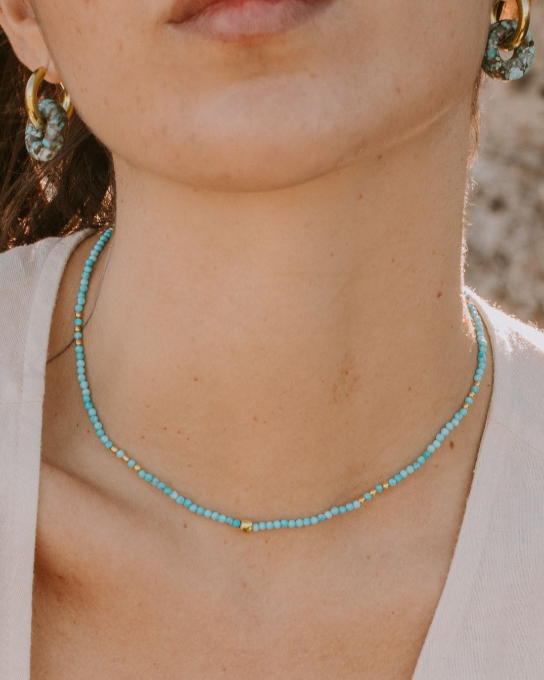 Collar con pequeñas piezas de color turquesa y bañado en Oro de 18 quilates