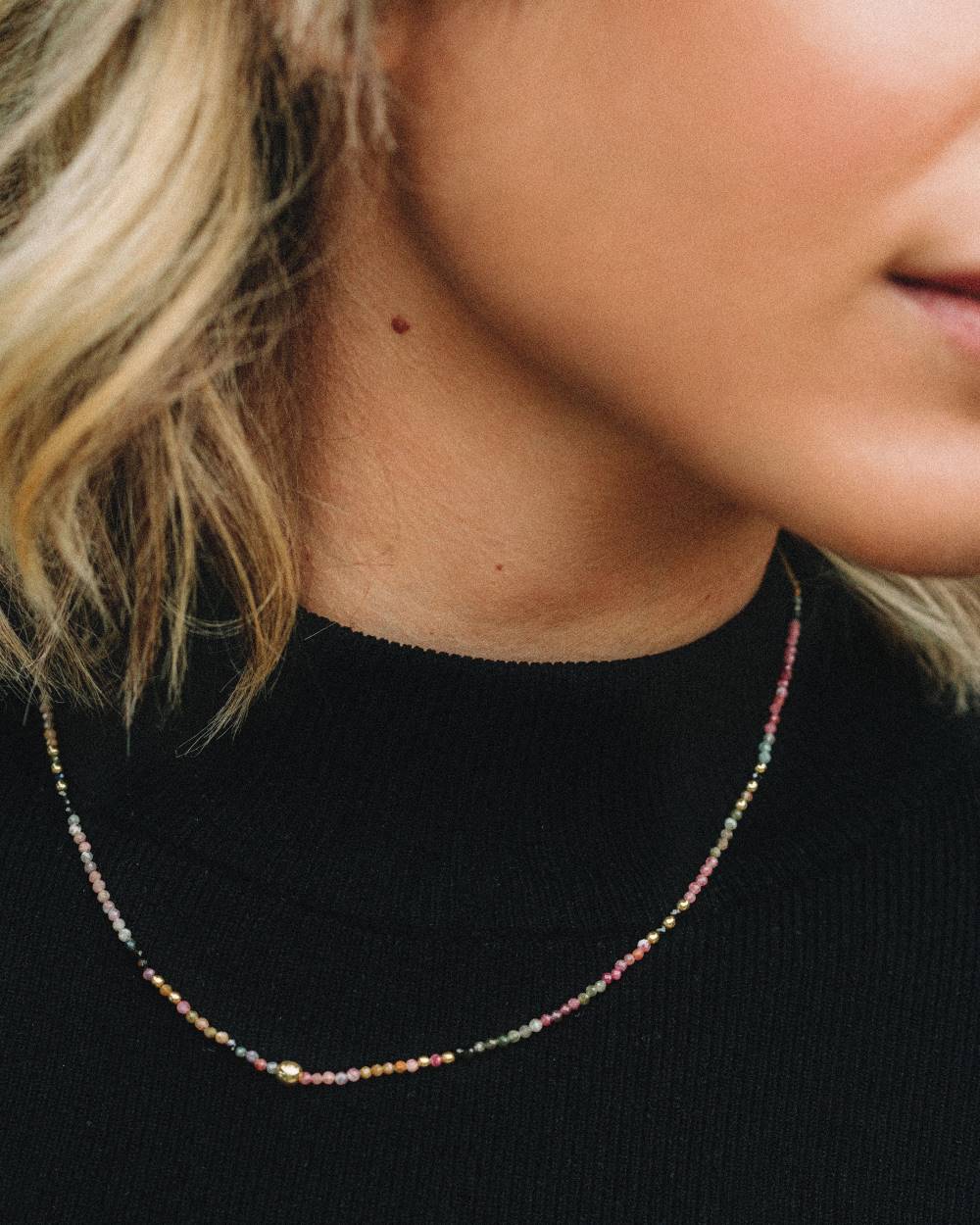 Collar con pequeñas piezas de la piedra Turmalina en variedades de la tonalidad rosa y violeta.