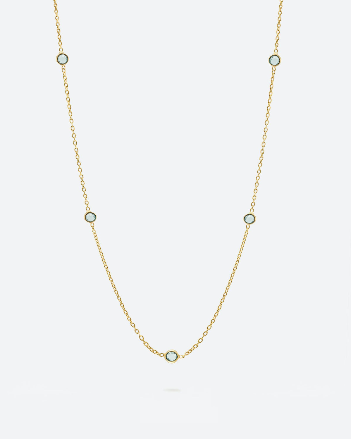 Collar bañado en oro de 18k con piedras de Amatista Verde sobre fondo claro de Isla Vurma