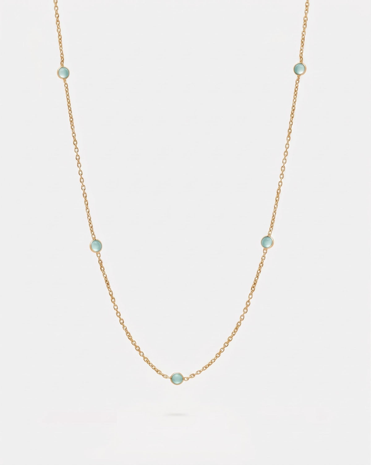 Collar bañado en oro de 18k con piedras de Lapislázuli sobre fondo claro de Isla Vurma