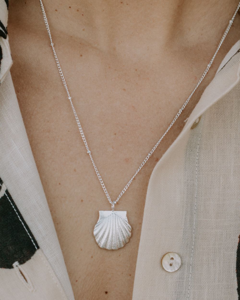 Collar plateado en forma de concha