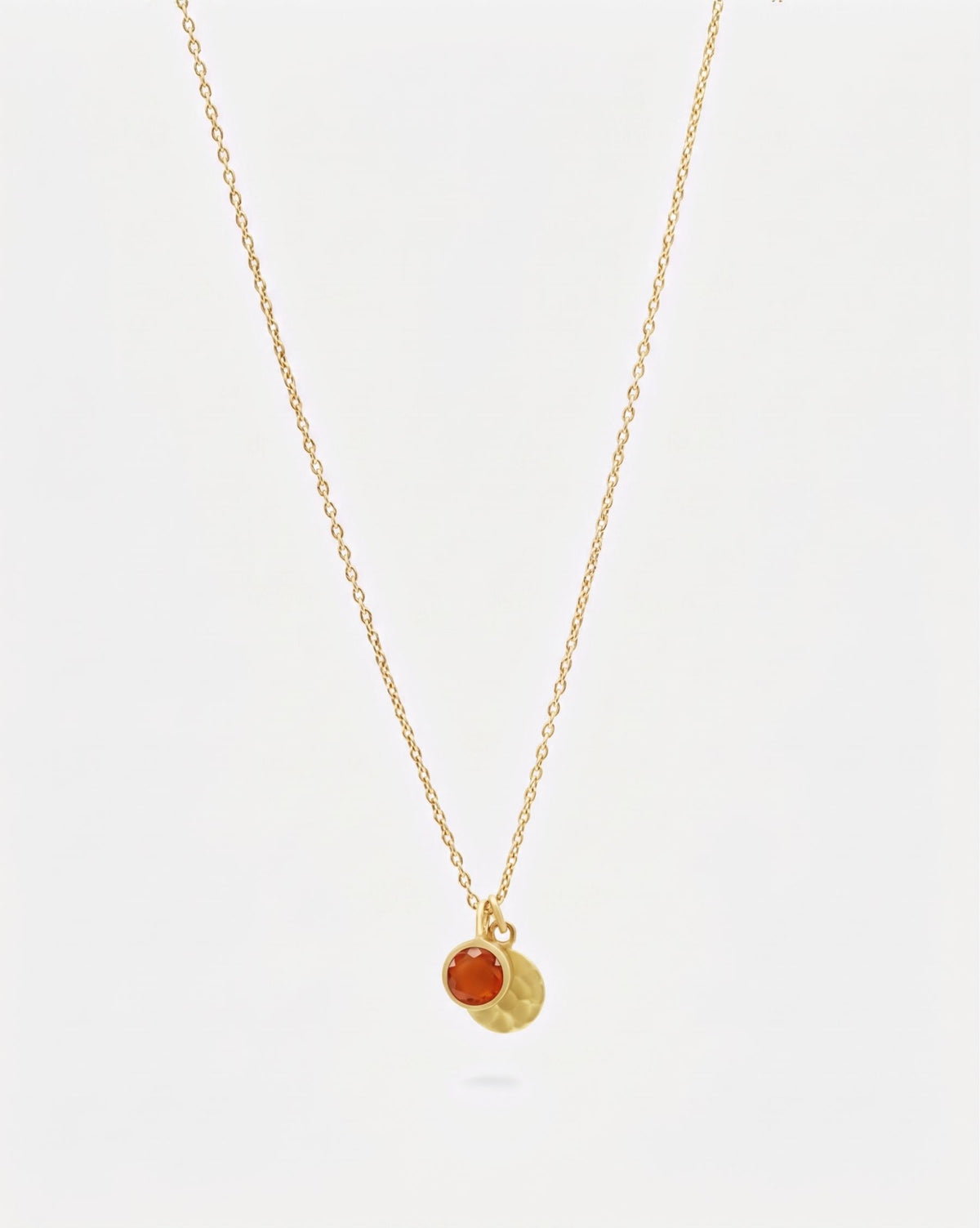 Primer plano sobre fondo blanco del collar bañado en oro con piedra semipreciosa en Cornalina de Isla Vurma