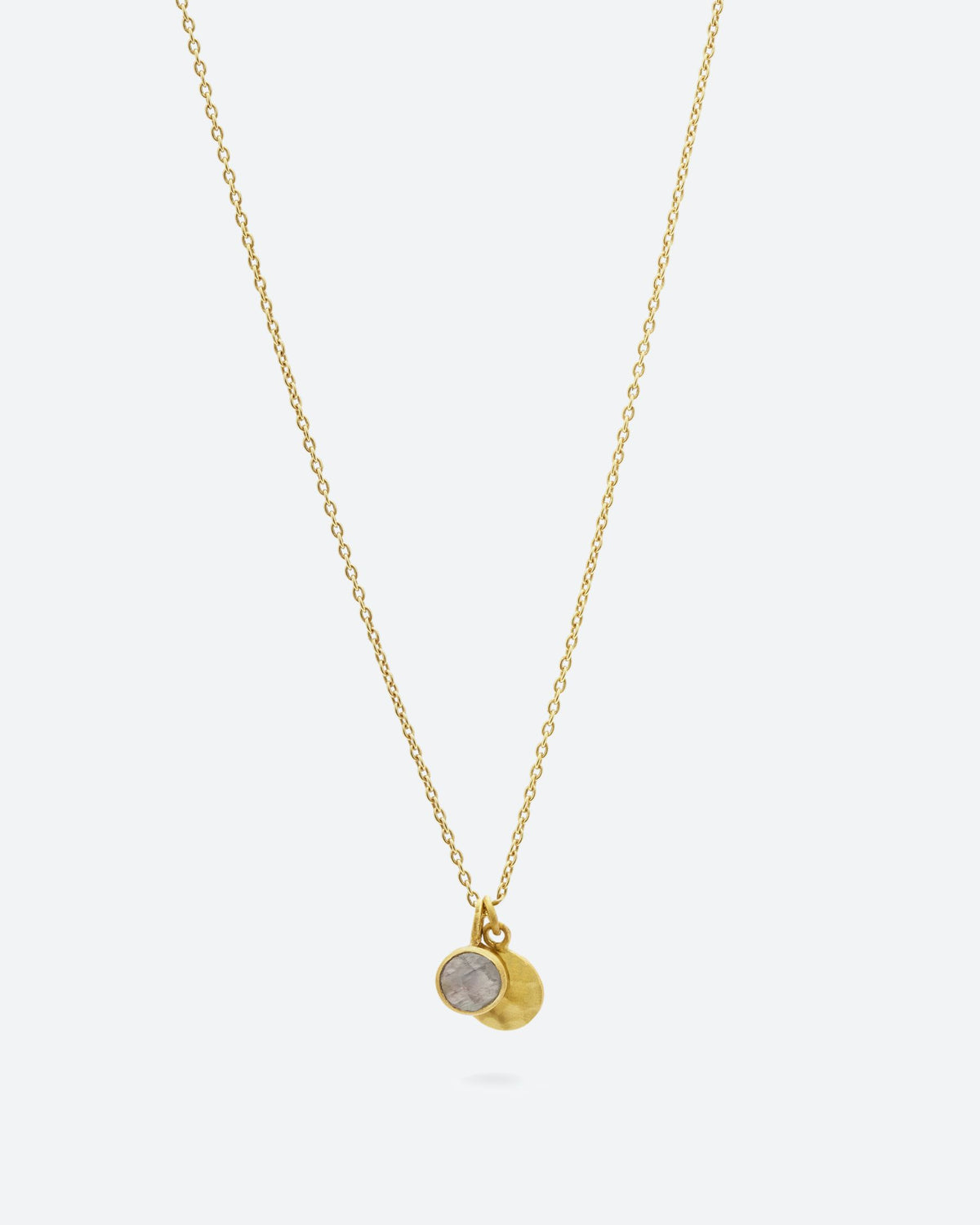 Primer plano del collar bañado en oro de 18 quilates con piedra semipreciosa Piedra de Luna de Isla Vurma