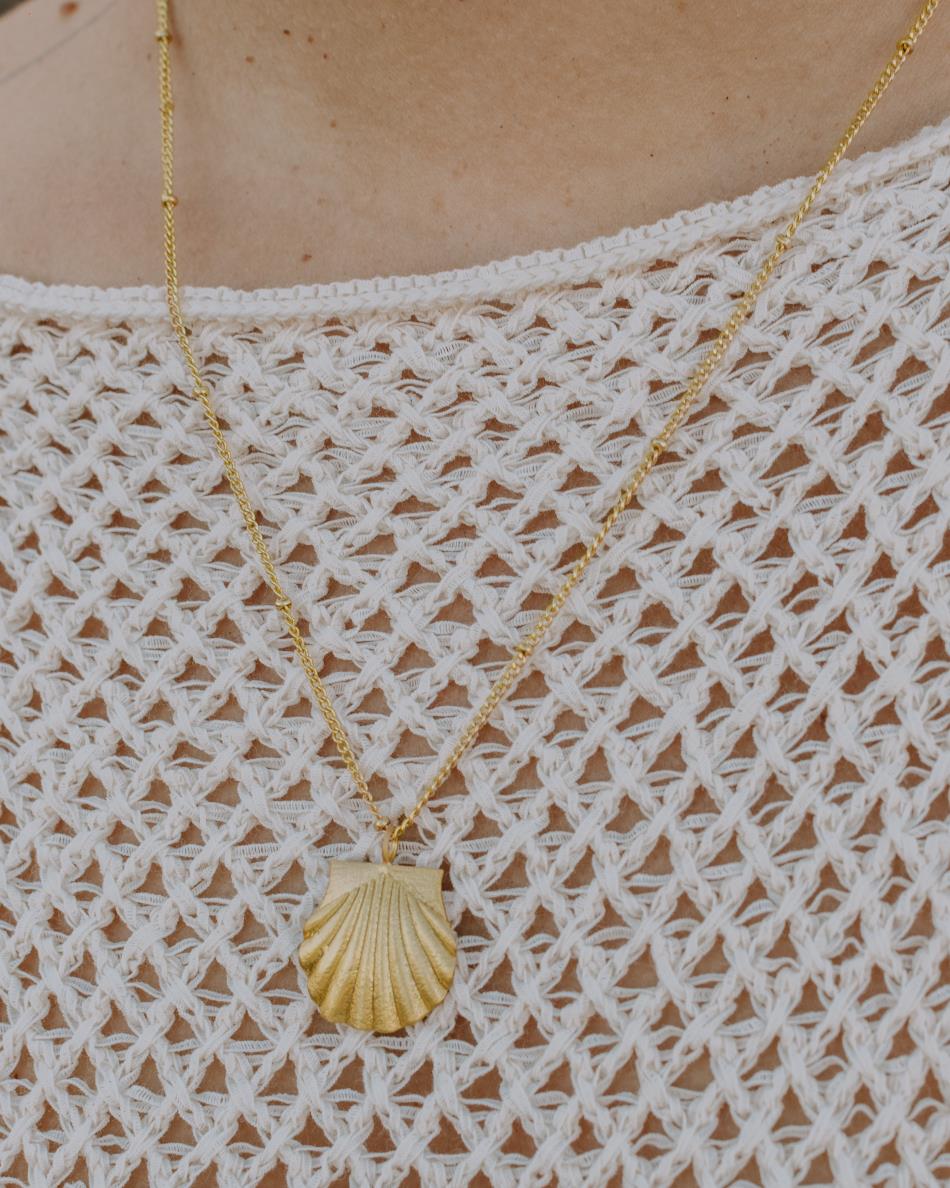 Collar en forma de concha dorado
