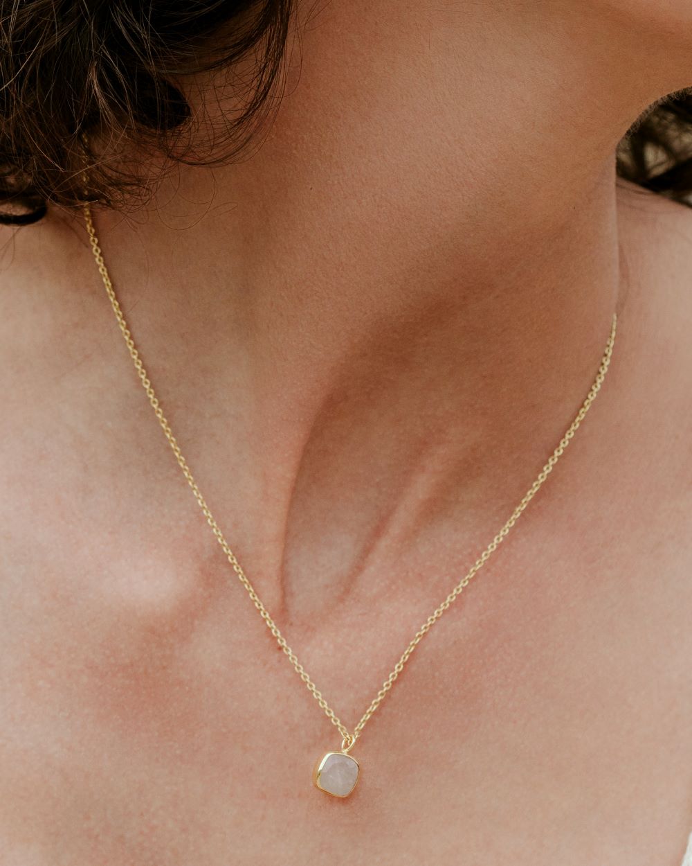 Primer plano del collar con pieza cuadrada y piedra semipreciosa Piedra de Luna de Isla Vurma