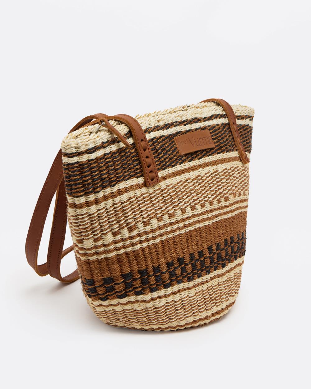 Bolso de sisal artesanal con rayas en tonos tierra y detalles étnicos - bolso ecológico de Isla Vurma con asas de cuero, ideal para verano y estilo bohemio sofisticado