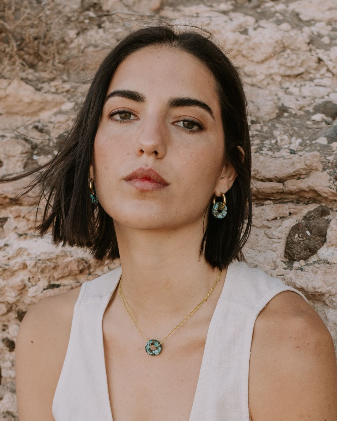 Conjunto de collar y pendientes con turquesa natural y elaborados con latón bañados en Oro de 18 quilates