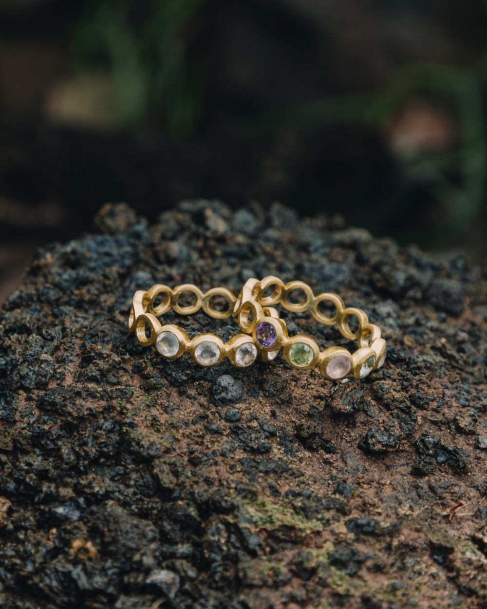 Dos piezas diferentes del anillo Infinito, una elaborada con diferentes Turmalinas y otra pieza elaborada con Cuarzo Rosa