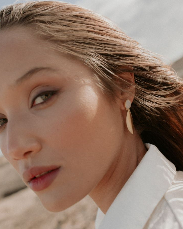 Pendientes artesanales con piedra luna y forma orgánica dorada - pendientes sostenibles de Isla Vurma, elegantes y minimalistas para un look natural y sofisticado
