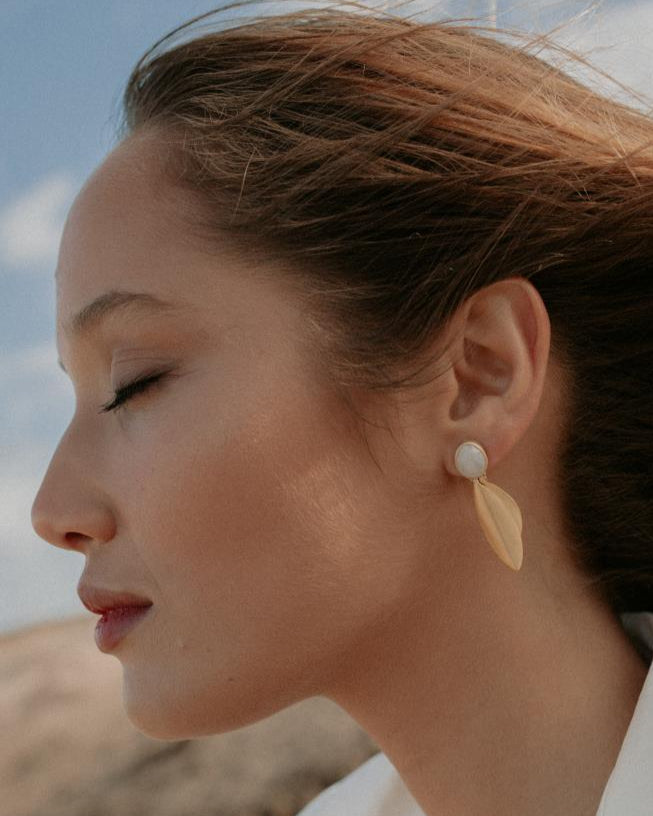 Pendientes artesanales con piedra luna y forma orgánica dorada - pendientes sostenibles de Isla Vurma, elegantes y minimalistas para un look natural y sofisticado