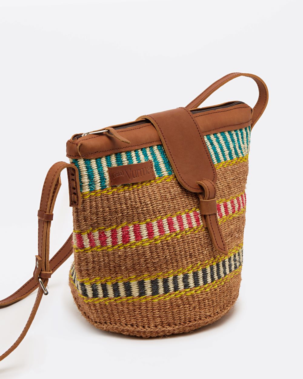 Bolso bandolera de sisal con cierre de cuero y rayas multicolor - bolso artesanal de Isla Vurma, sostenible y vibrante, ideal para looks boho de verano