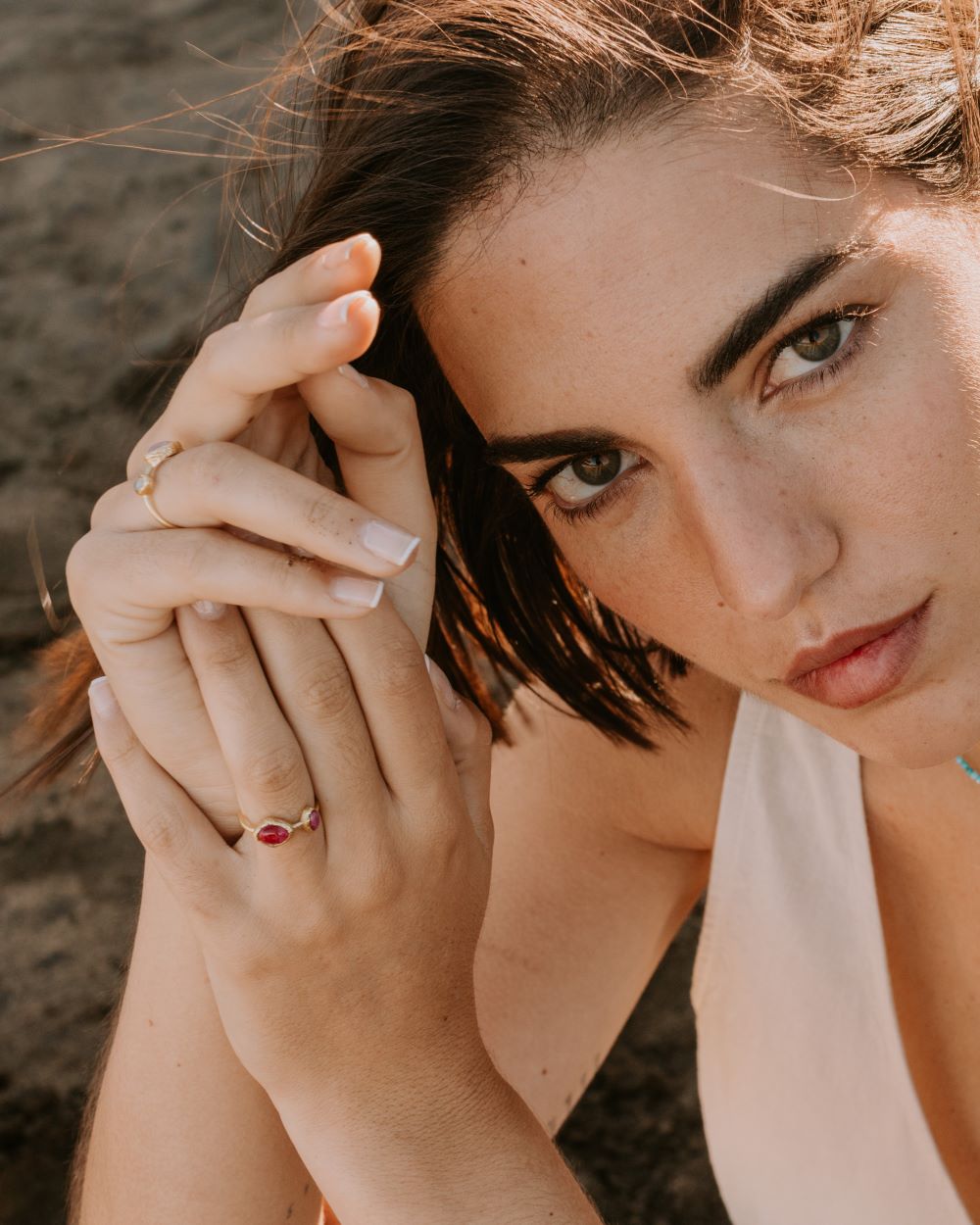 Modelo con el anillo Diana con la piedra Rubí, que es de tamaño mediano y de peso ligero