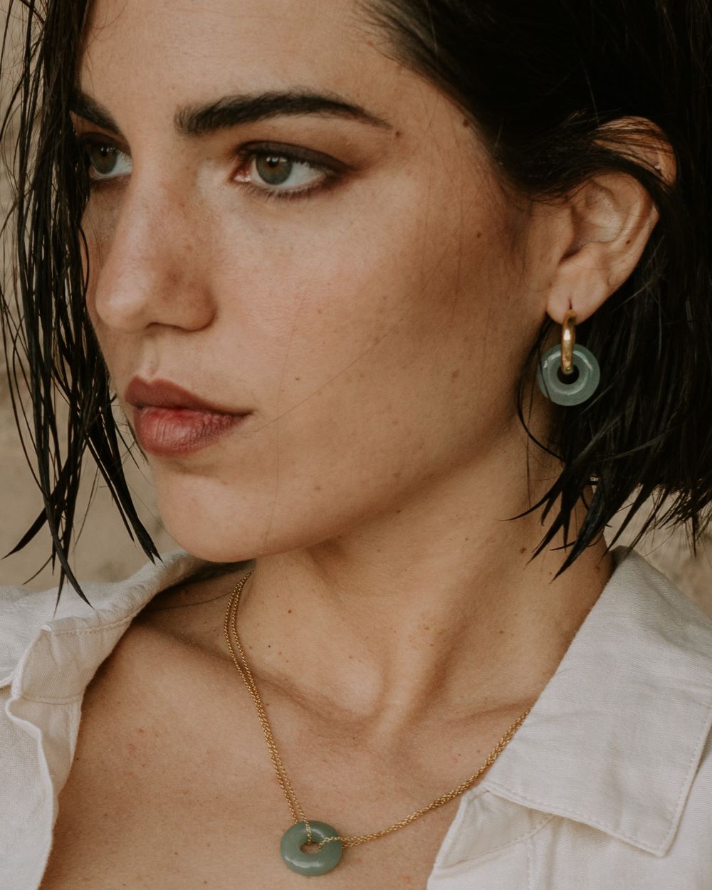 Modelo con aro acabado en Oro de 18 quilates con piedra Aventurina natural, que tienen tonalidad verde.