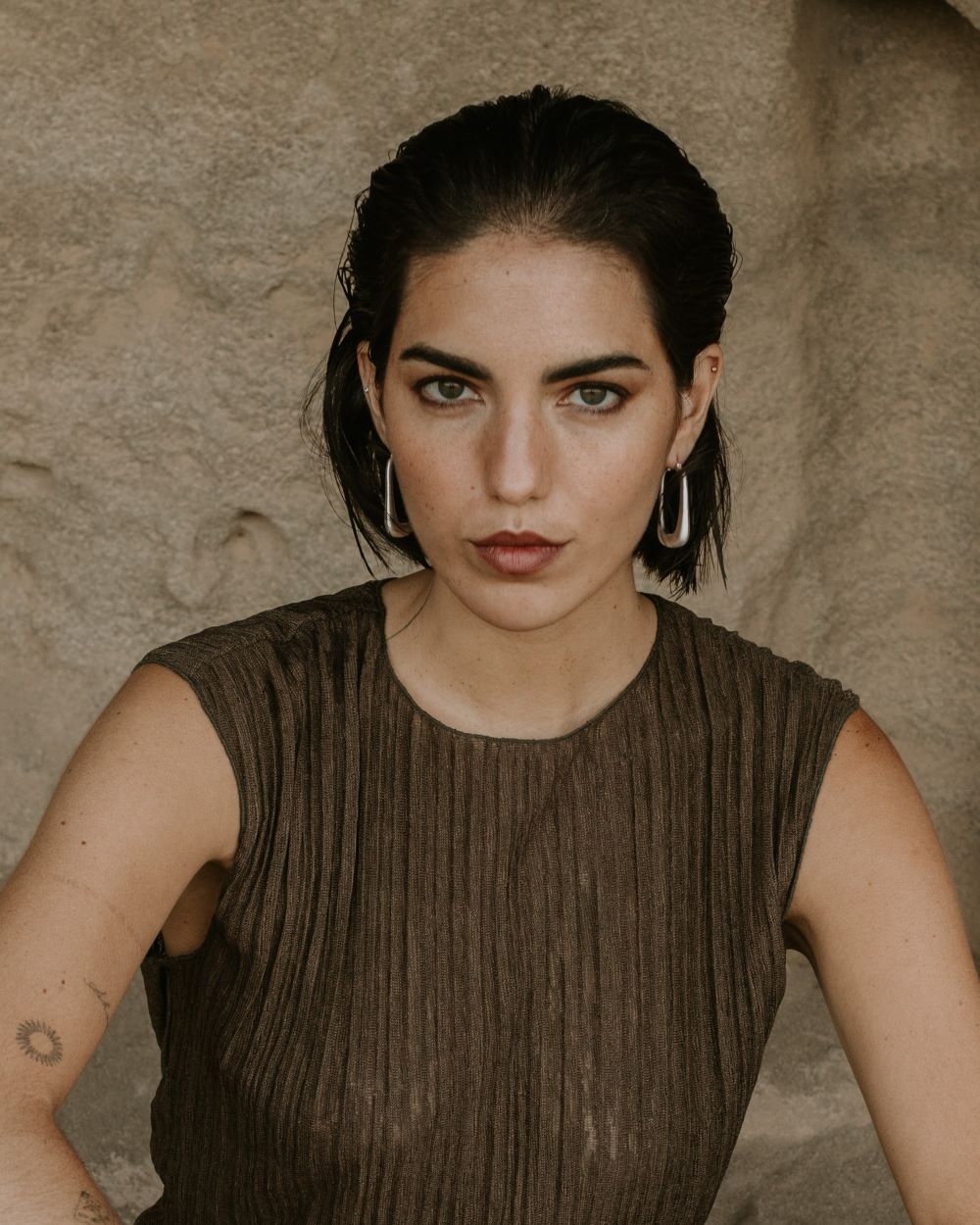 Modelo con aros plateados de forma rectangular, diseño minimalista de Isla Vurma