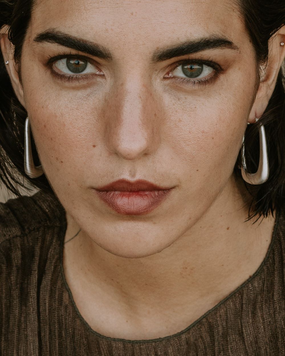 Modelo con aros elaborados de latón y bañados en Plata de Ley 925, diseño de Isla Vurma