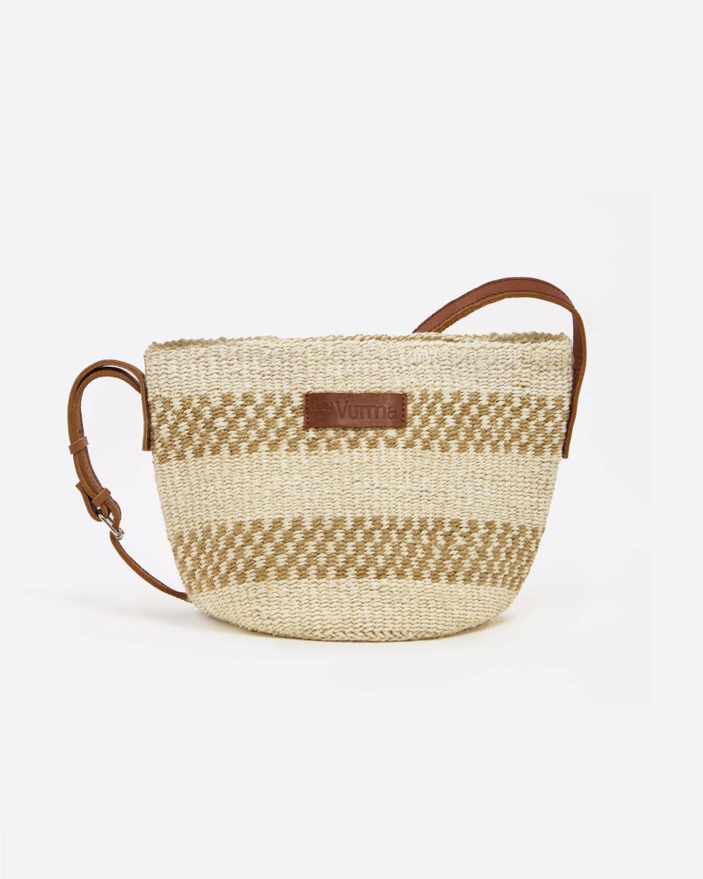 Bolso bandolera tamaño mediano de sisal natural con diseño étnico en tonos beige - bolso artesanal de Isla Vurma con correa de cuero ajustable, ideal para looks veraniegos y estilo boho casual