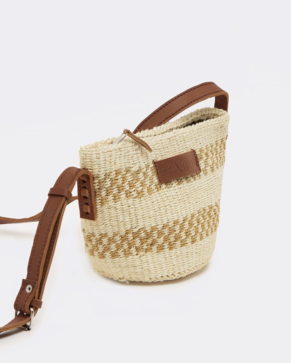 Bolso bandolera tamaño pequeño de sisal natural con diseño étnico en tonos beige - bolso artesanal de Isla Vurma con correa de cuero ajustable, ideal para looks veraniegos y estilo boho casual