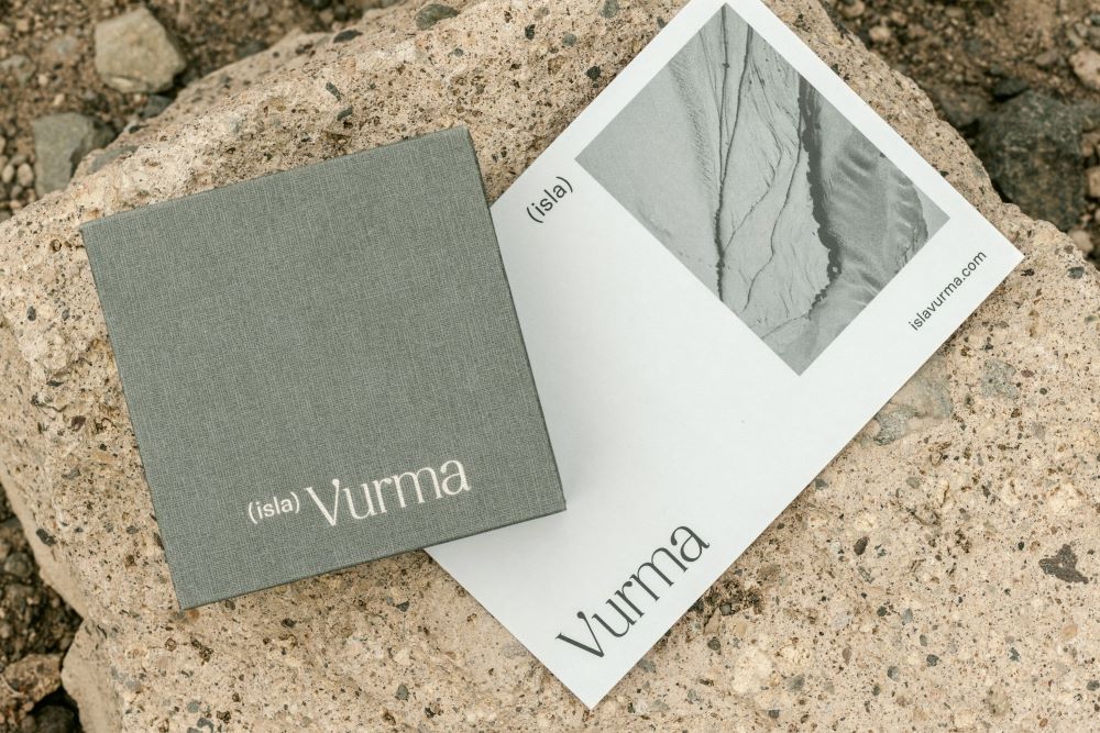 Packaging de los diseños. Caja de presentación con bolsa de algodón reciclable de joyería artesanal Isla Vurma. Packaging ecológico y elegante, diseñado para envíos online