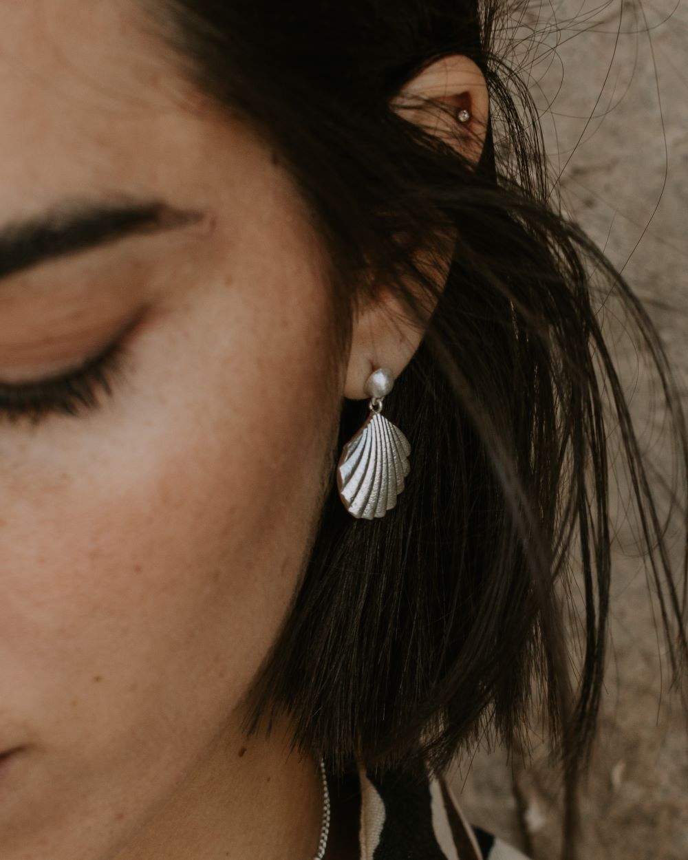 Pendiente de Isla Vurma en forma de concha natural, con acabado satinado y de tamaño mediano