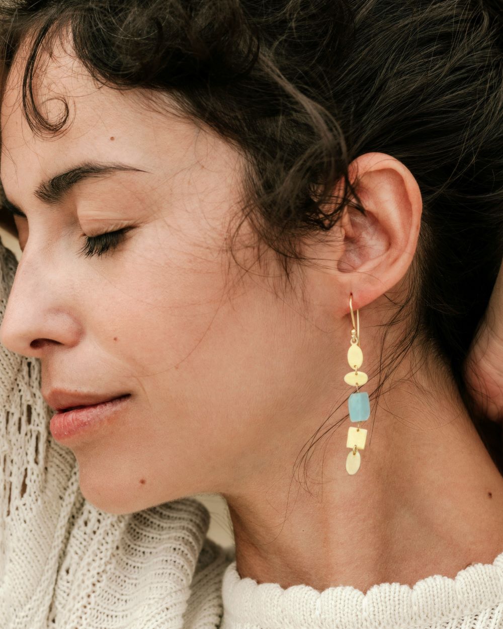 Pendiente dorado con piezas geométricas irregulares y una piedra semipreciosa Aqua Calcedonia