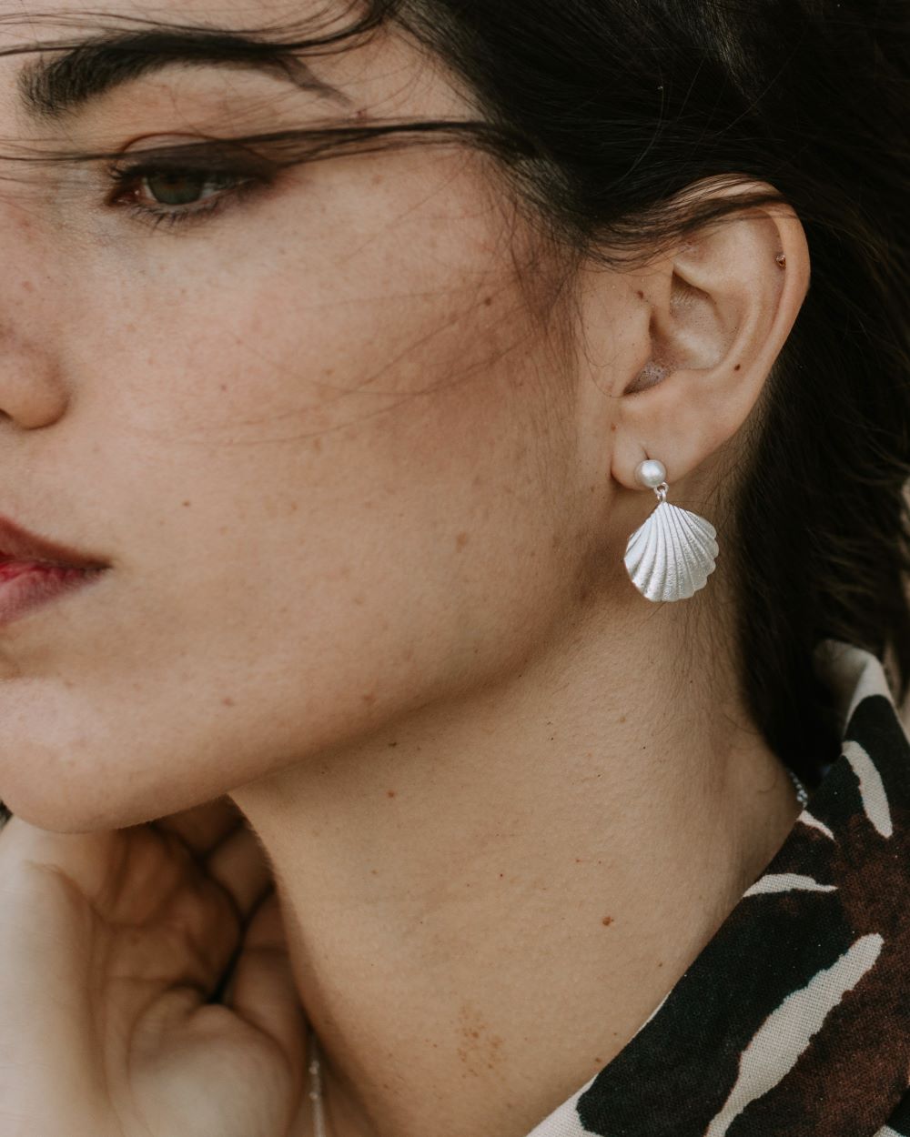 Pendientes de latón bañados en plata con diseño de concha natural