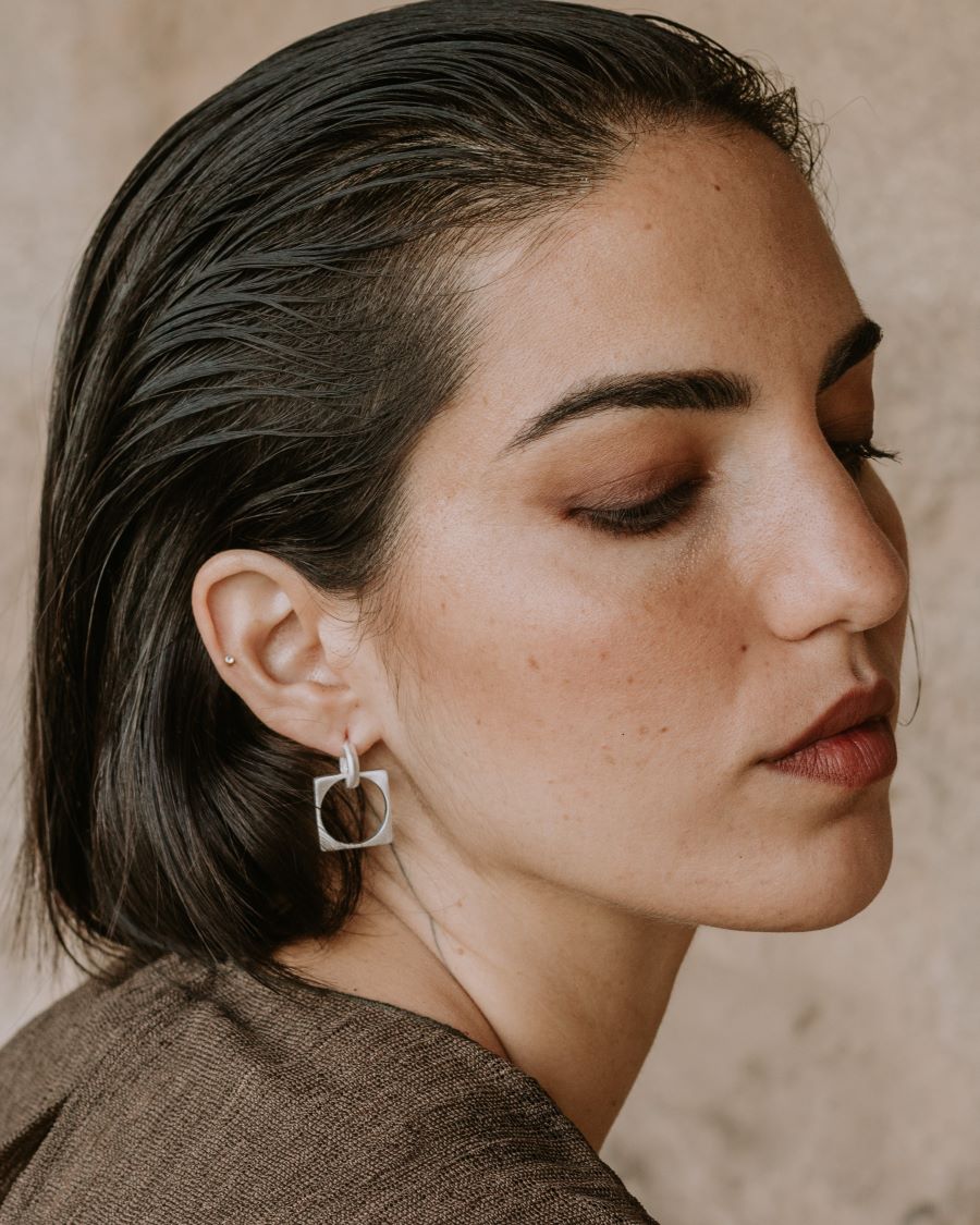 Pendientes asimétricos de latón bañados en Plata de Ley Jimena