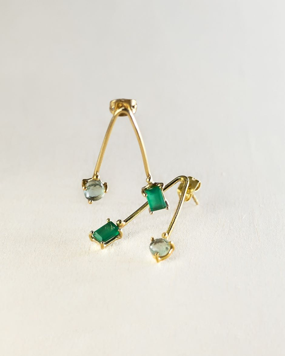 Pendientes artesanales de latón bañado en oro 18k con piedras naturales ónix verde y amatista verde.