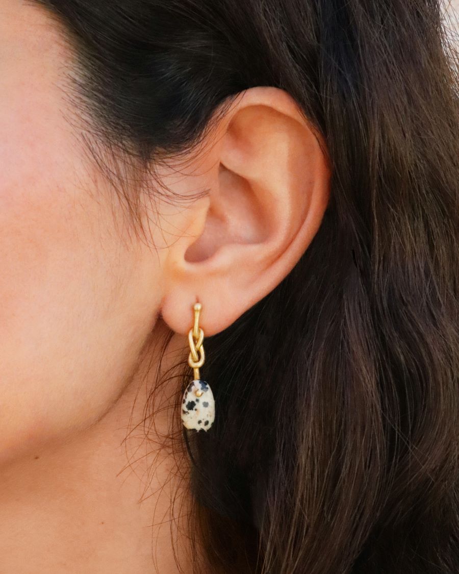 Pendiente bañado en Oro de 18K con Jaspe Dálmata - Diseño original en forma de nudo marinero de ISLA VURMA firmado por Paula Chacartegui