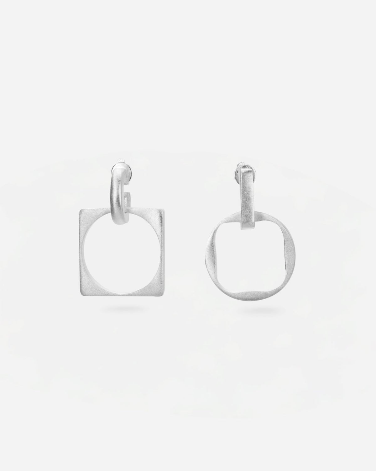 Pendientes asimétricos de latón bañados en Plata de Ley Jimena