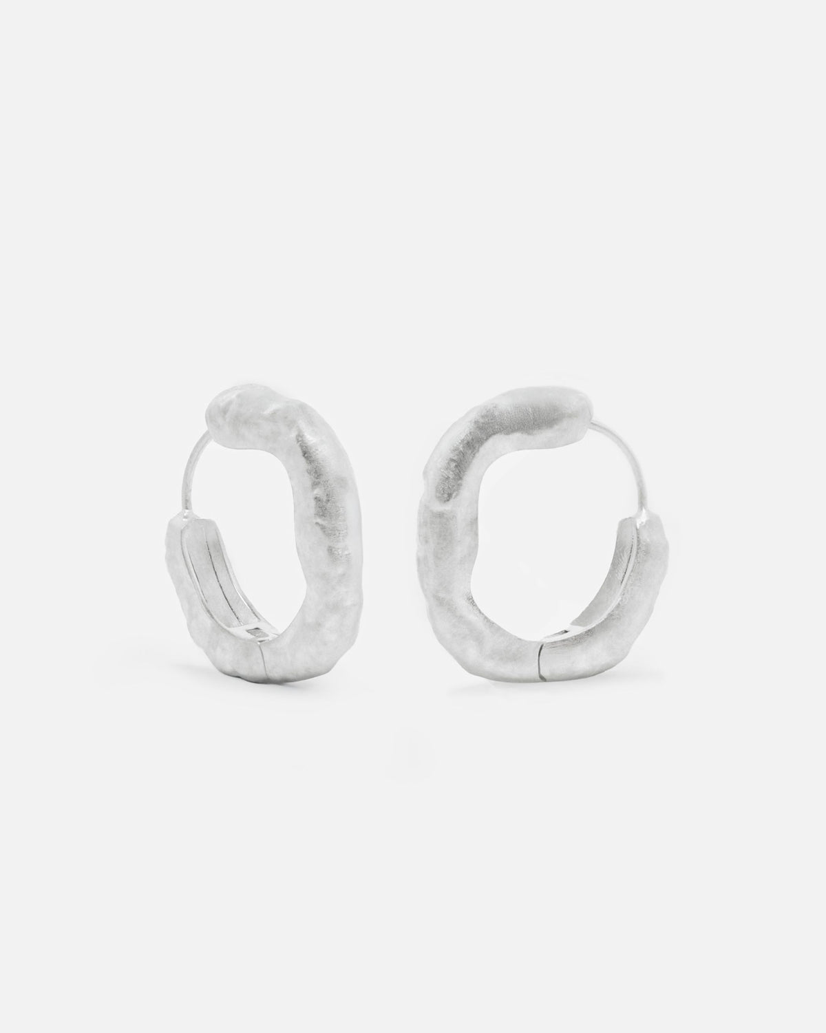 Primer plano de los pendientes gruesos circulares irregulares bañados en plata 925 de Isla Vurma