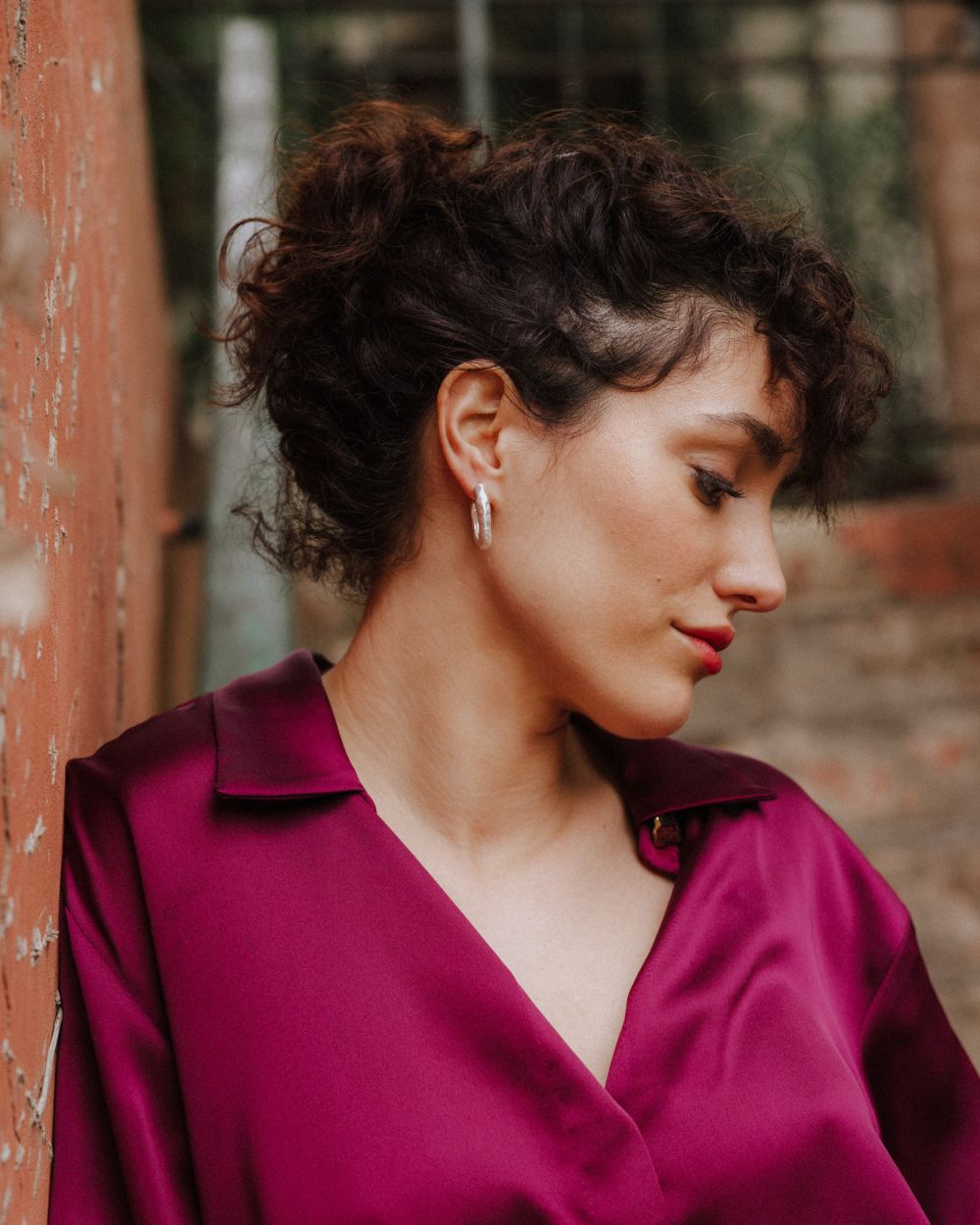 Modelo llevando los pendientes gruesos circulares irregulares bañados en plata 925 de Isla Vurma