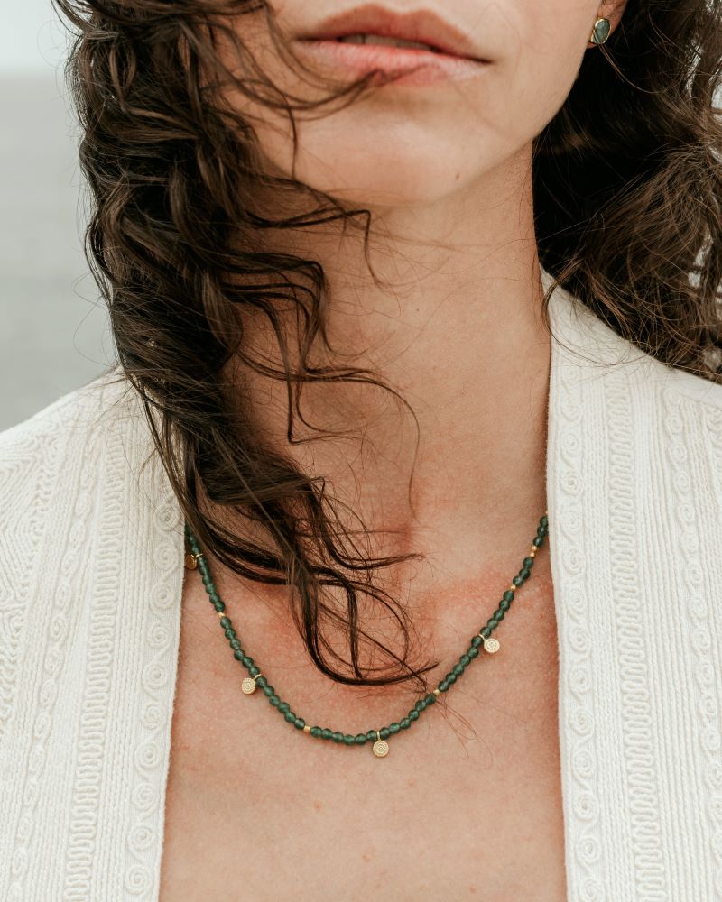 Modelo con el collar dorado y piedras semipreciosas de Jade de Isla Vurma