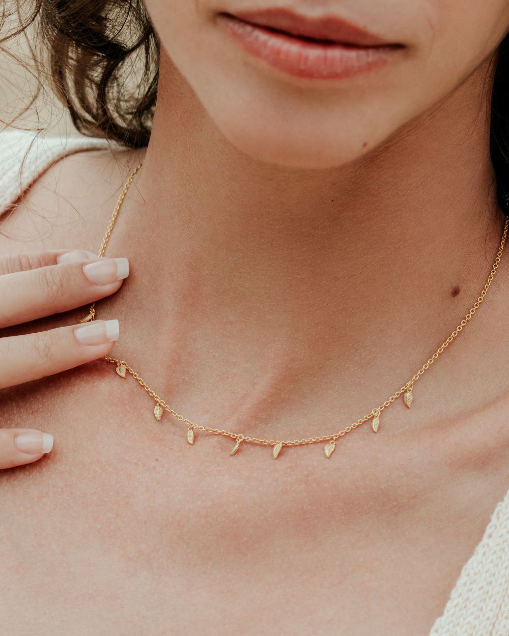 Collar bañado en Oro con pequeñas plumas