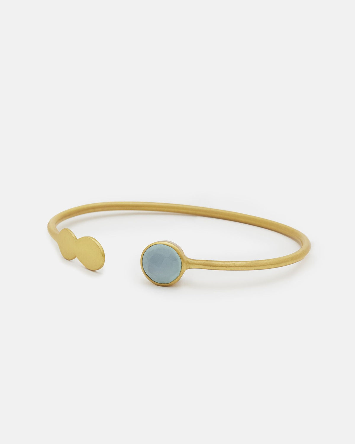 Brazalete Daura Aqua de latón bañado en oro de 18K con piedra semipreciosa Aqua Calcedonia en primer plano