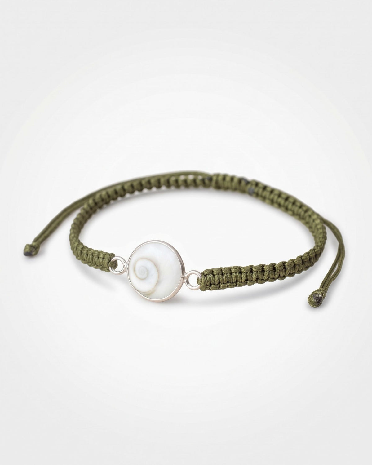 Pulsera Mavra de macramé verde con piedra natural de Santa Lucía bordeada en plata de ley 925