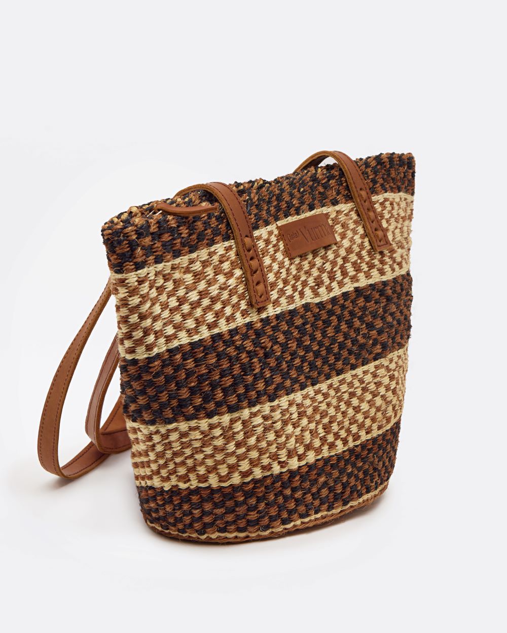 Bolso de sisal artesanal con diseño de rayas tejidas en tonos marrón, negro y beige - bolso sostenible de Isla Vurma con asas de cuero, ideal para estilo boho y uso diario en verano