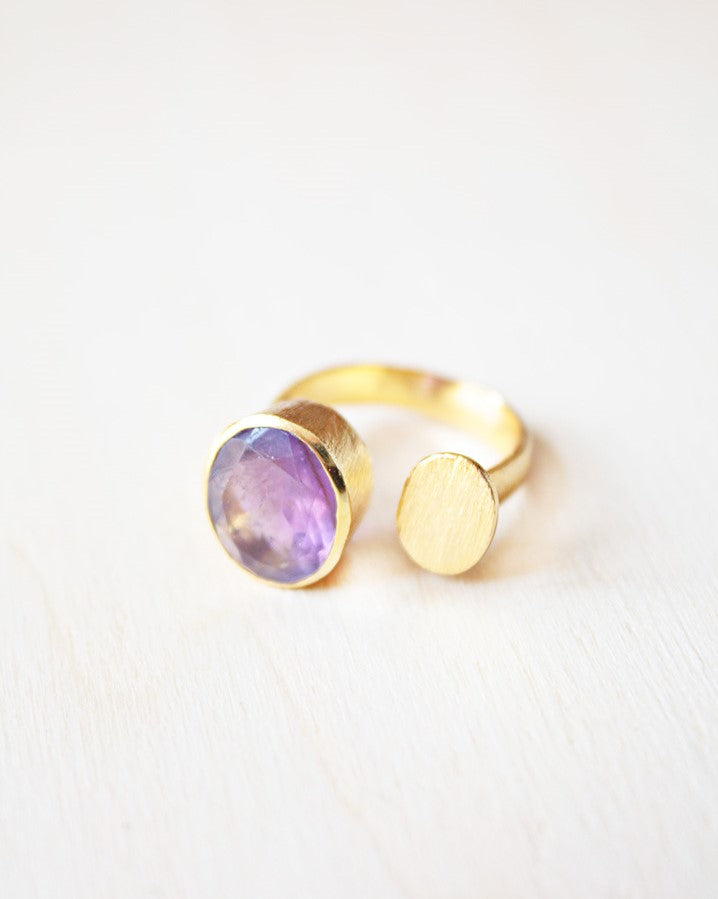 Primer plano del anillo abierto bañado en oro de 18K con piedra semipreciosa en forma circular en Amatista de Isla Vurma