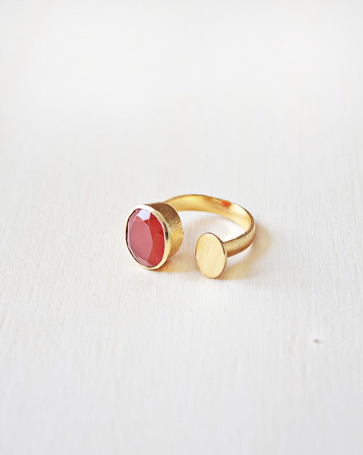 Primer plano del anillo abierto bañado en oro de 18k con piedra semipreciosa en forma circular en Cornalina de Isla Vurma