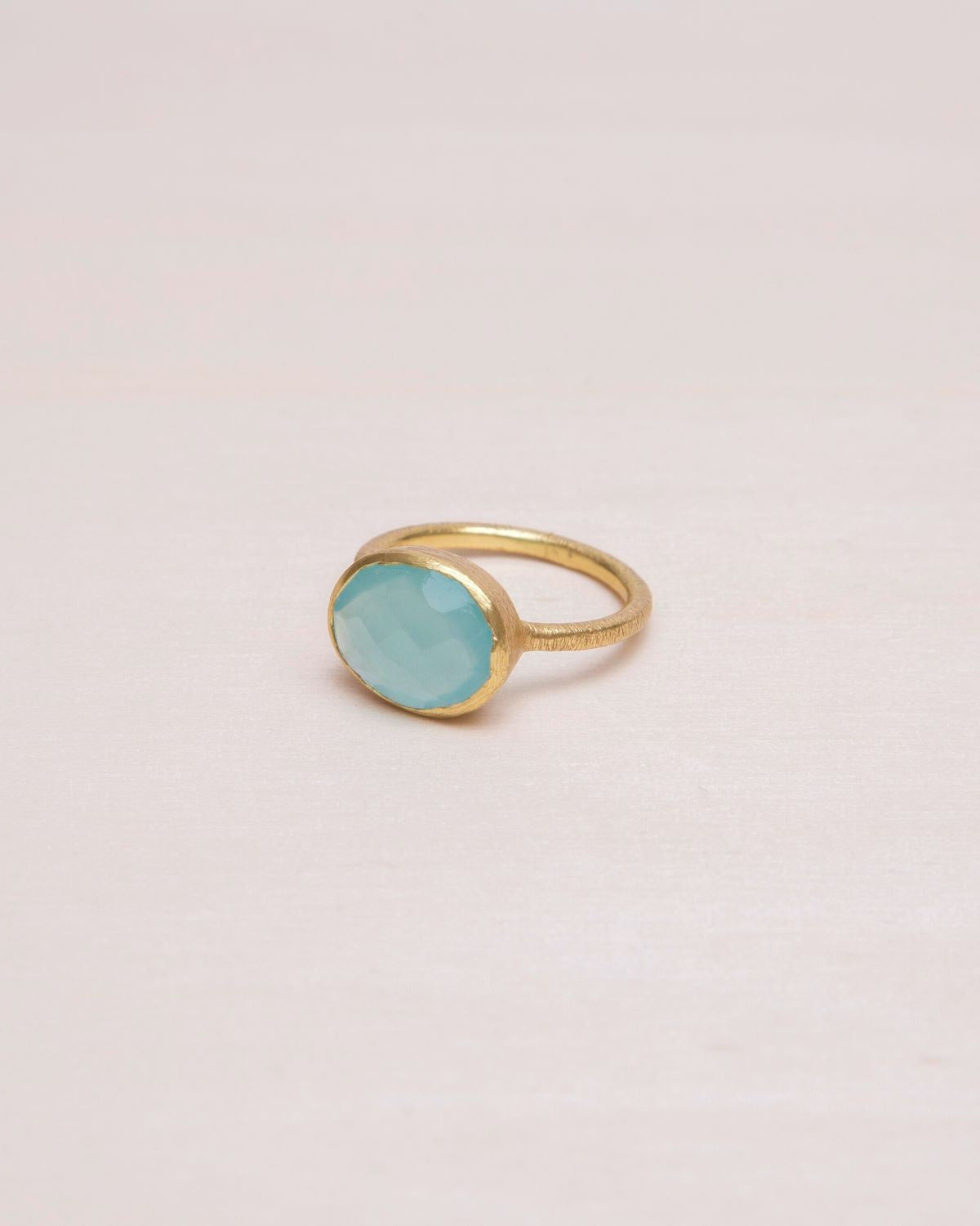 Primer plano del anillo circular bañado en Oro de 18k con piedra semipreciosa en Aqua Calcedonia de Isla Vurma