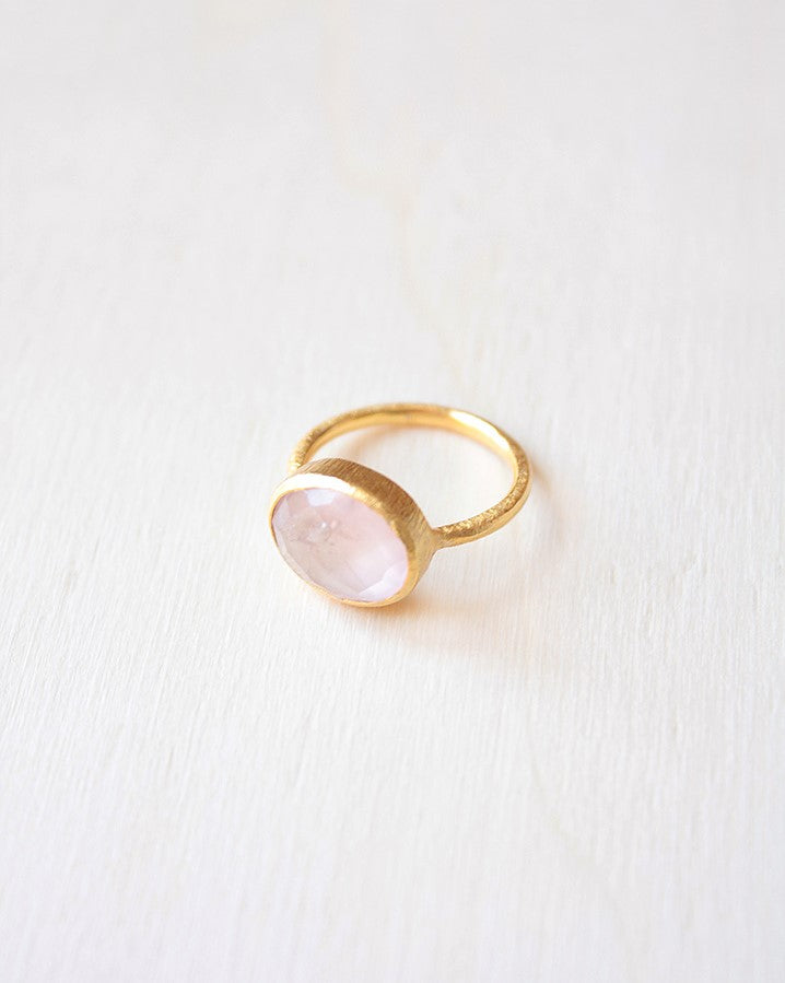 Primer plao del anillo circular bañado en Oro de 18k con piedra semipreciosa en Cuarzo Rosa de Isla Vurma