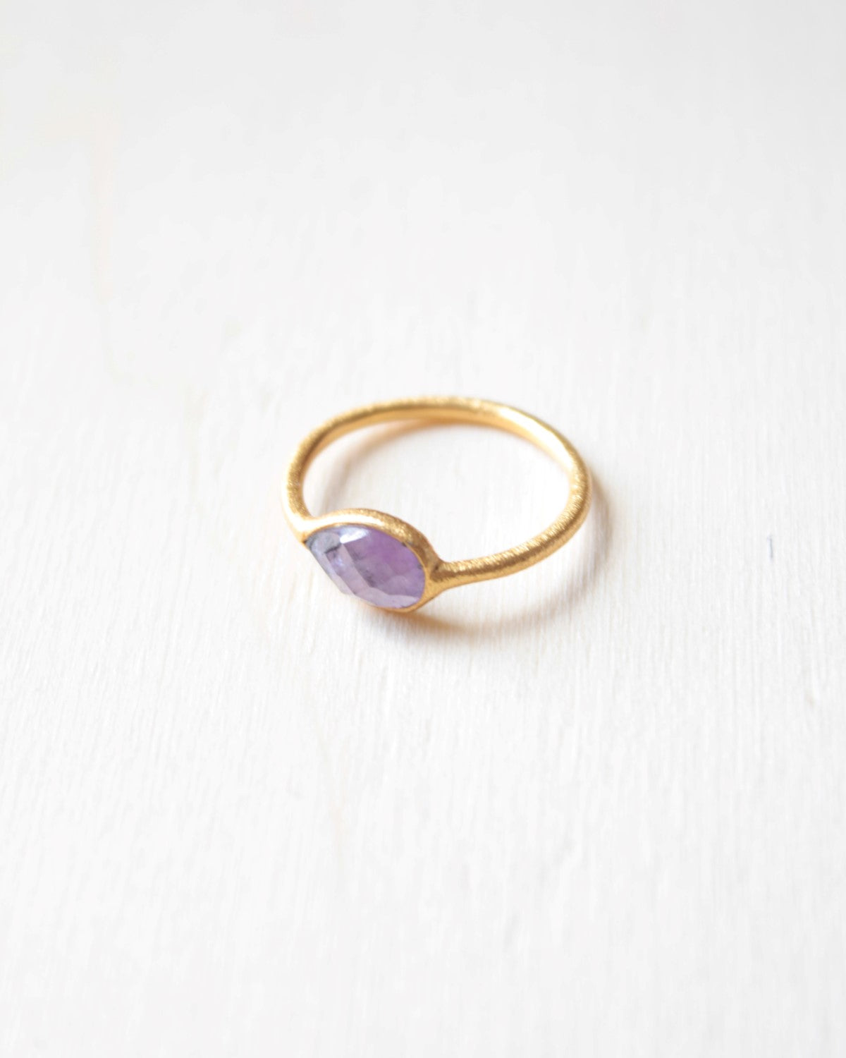 Primer plano del anillo bañado en oro de 18 quilates con piedra semipreciosa en forma de gota en Amatista de Isla Vurma